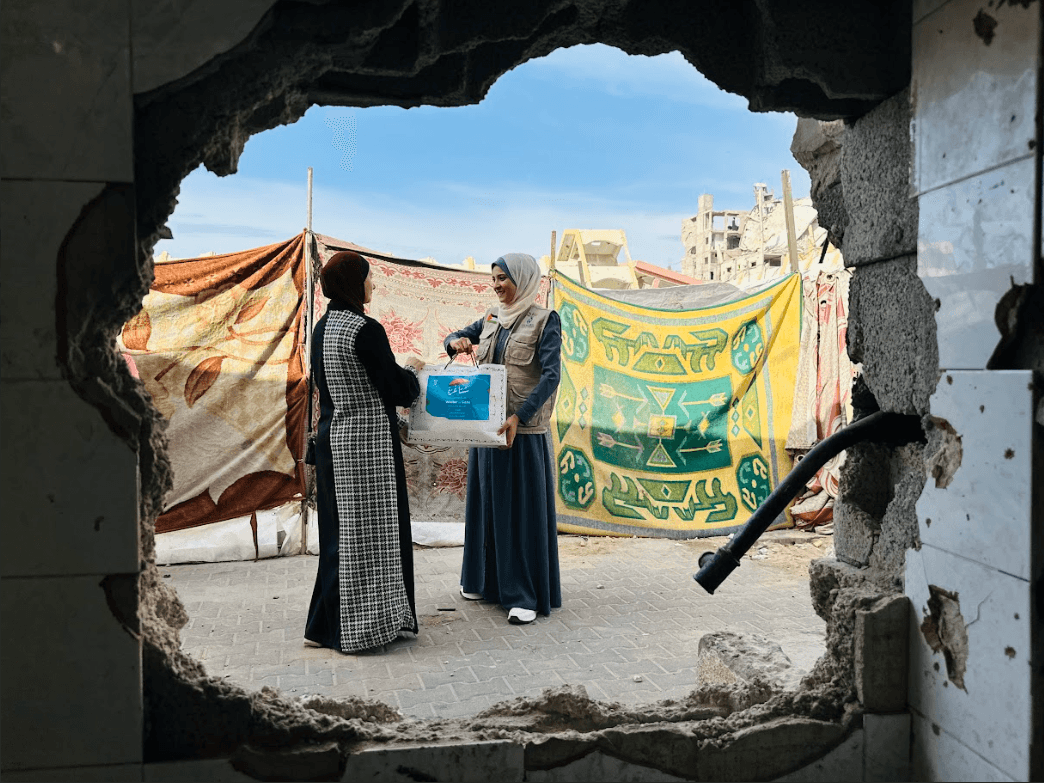 Distribution of Winter Clothing for Women in Displacement Camps under the “Gaza Winter… Peace & Warmth” Campaign