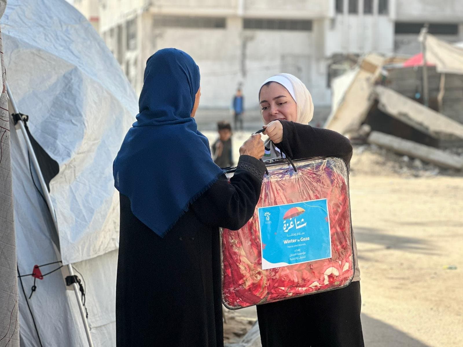توزيع 200 بطانية شتوي على الأسر النازحة ضمن حملة شتا غزة.. سلام ودفا