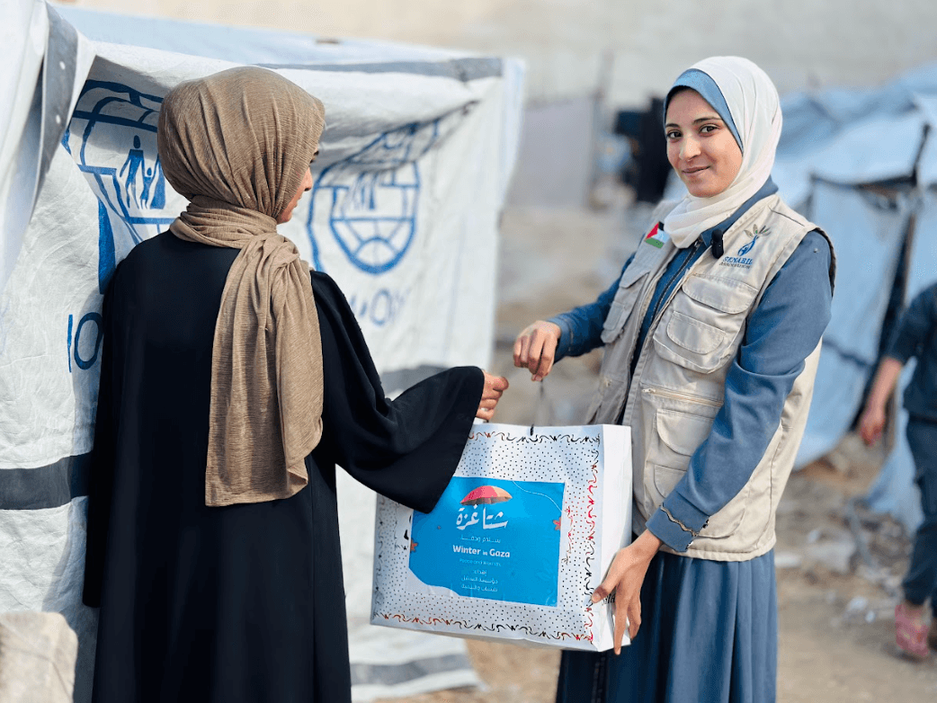 توزيع كسوة للنساء في مخيمات النزوح ضمن حملة "شتاء غزة.. سلام ودفا"