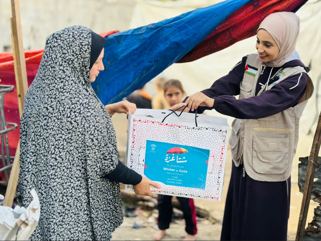 Distribution of Winter Clothing for Women in Displacement Camps under the “Gaza Winter… Peace & Warmth” Campaign