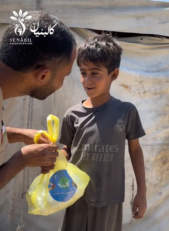 عمل تكية طعام وتوزيع الوجبات على مخيمات النزوح في قطاع غزة ضمن حملة كالبنيان في ظل المجاعة والظروف الصعبة