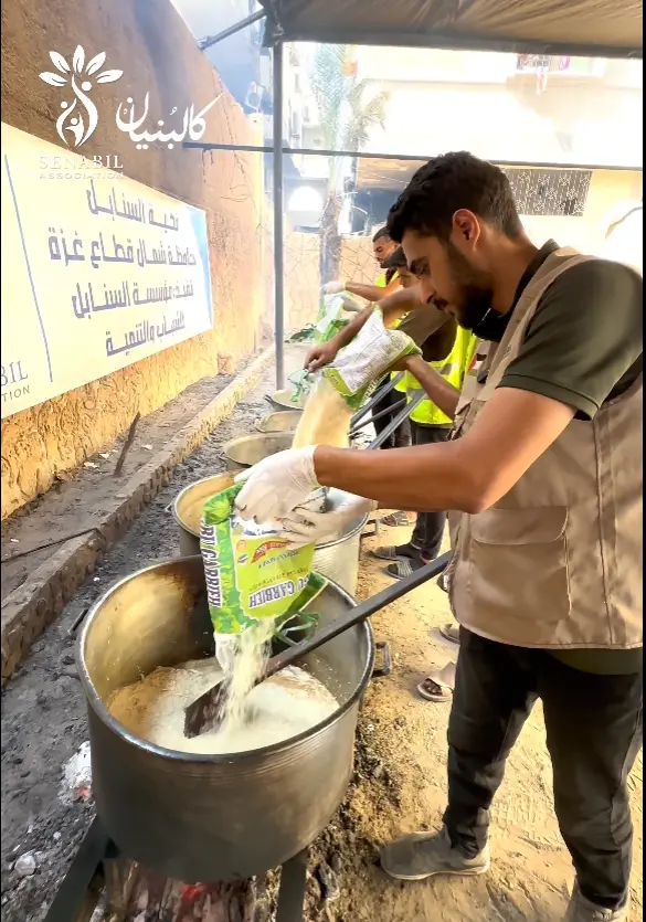 عمل تكية طعام وتوزيع الوجبات على مخيمات النزوح في قطاع غزة ضمن حملة كالبنيان في ظل المجاعة والظروف الصعبة