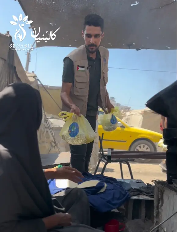 عمل تكية طعام وتوزيع الوجبات على مخيمات النزوح في قطاع غزة ضمن حملة كالبنيان في ظل المجاعة والظروف الصعبة