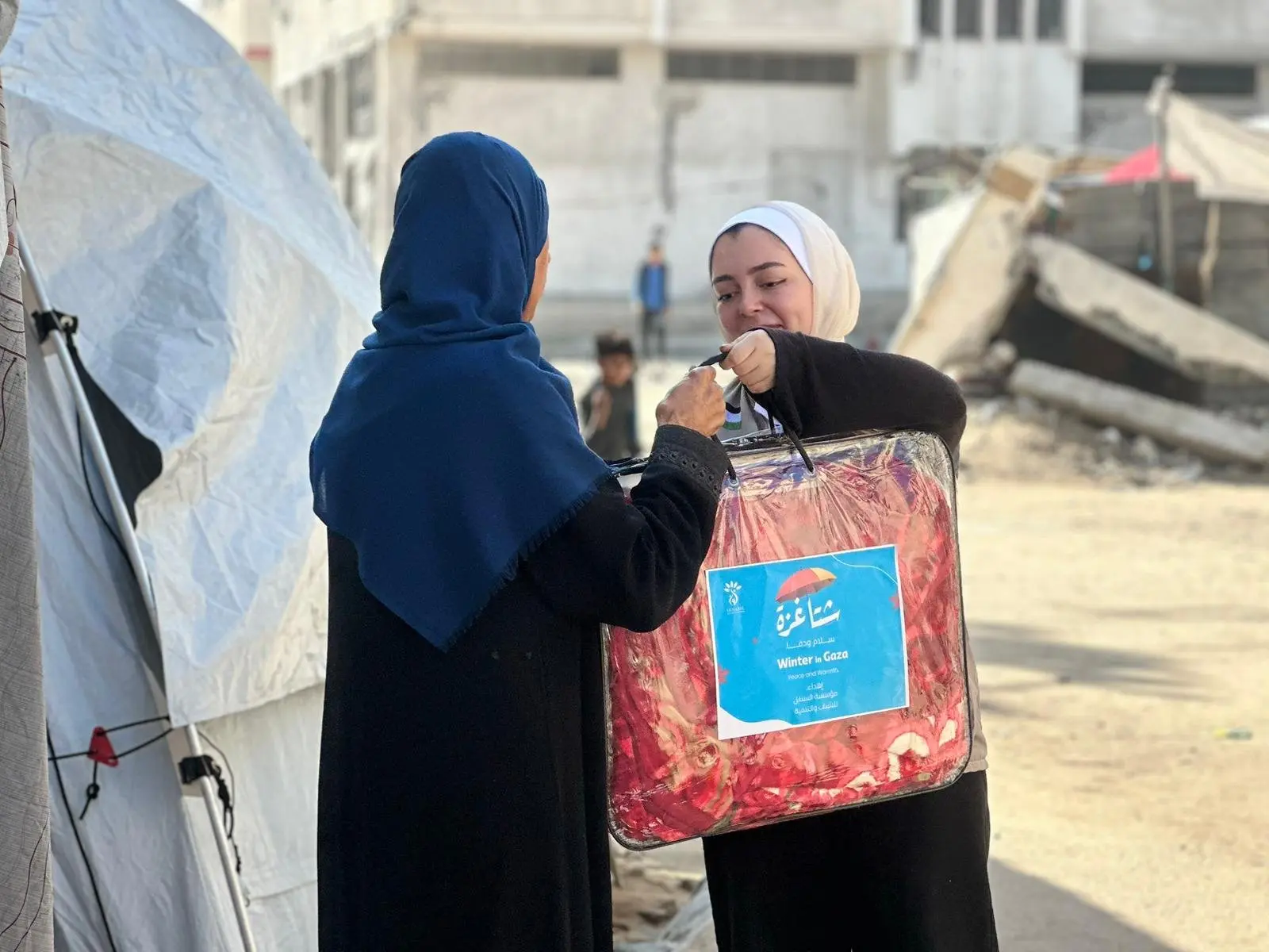 Distribution of 200 Winter Blankets to Displaced Families under the “Gaza Winter… Peace Warmth” Campaign