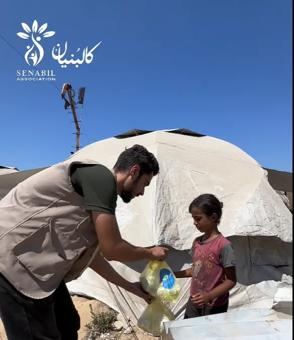 عمل تكية طعام وتوزيع الوجبات على مخيمات النزوح في قطاع غزة ضمن حملة كالبنيان في ظل المجاعة والظروف الصعبة