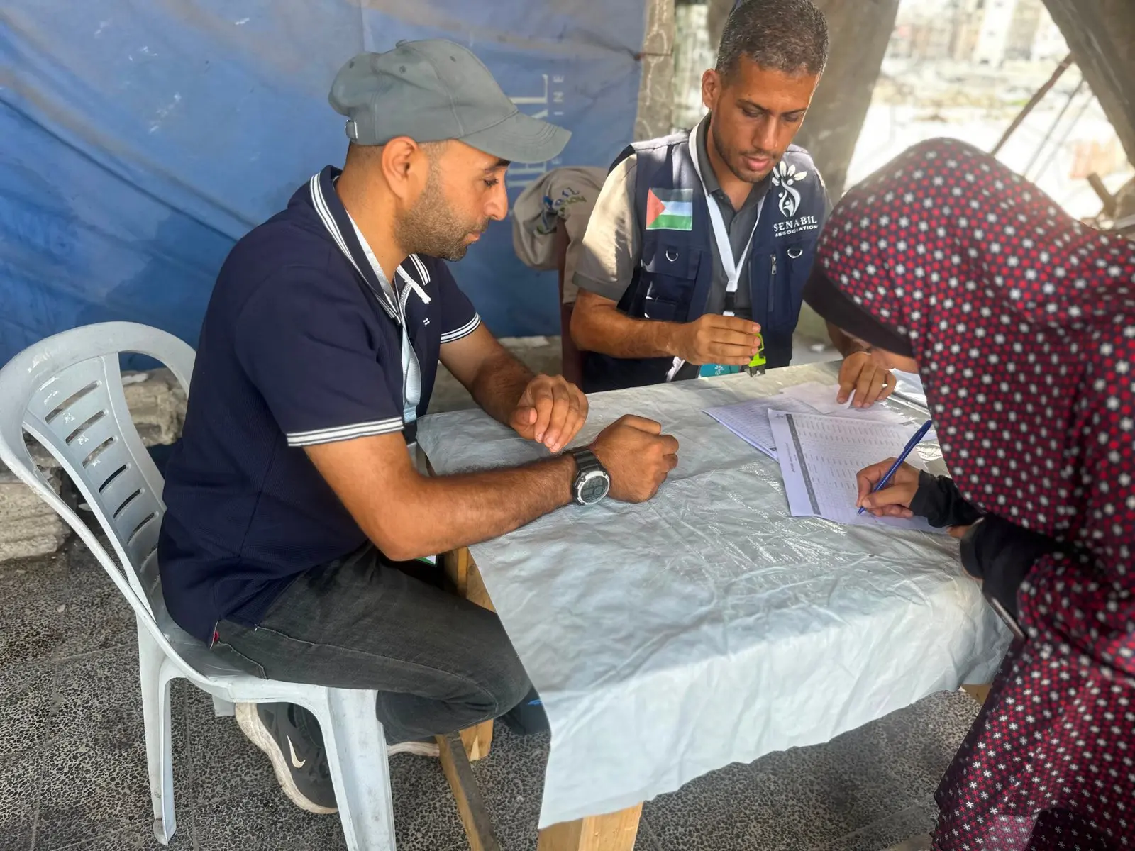 وفد من اليونيسف والسنابل يزور المناطق المهمشة شرق غزة ويتابع تنفيذ مشروع توزيع لوازم الإيواء