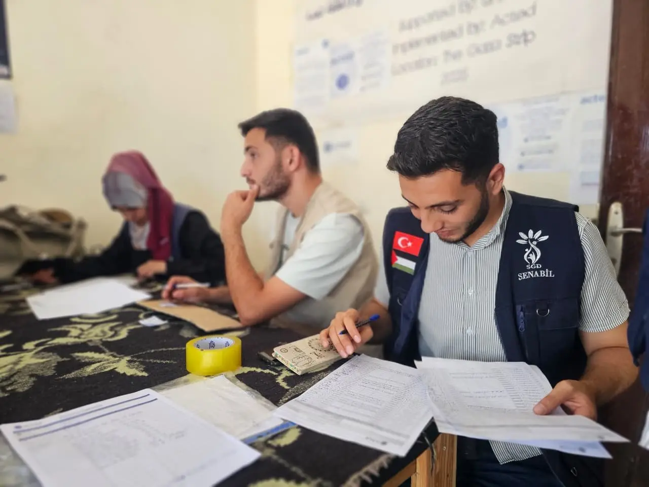 بالشراكة مع منظمة آكتد، مؤسسة السنابل للشباب والتنمية توزع خيامًا للأسر في المناطق المهمشة بدير البلح والبريج