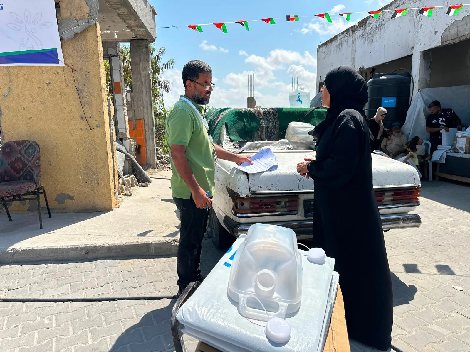 وفد من اليونيسف والسنابل يزور المناطق المهمشة شرق غزة ويتابع تنفيذ مشروع توزيع لوازم الإيواء