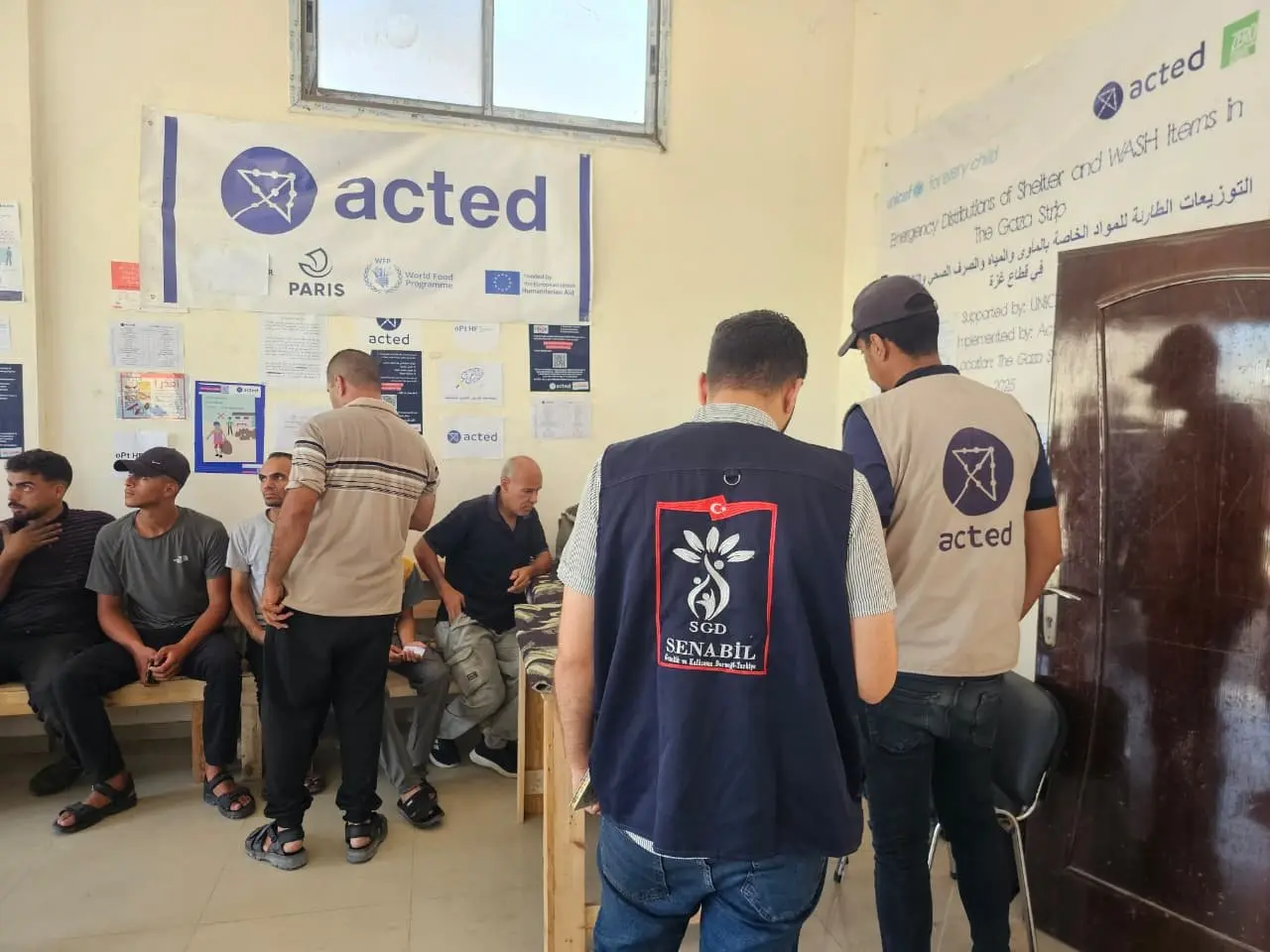 بالشراكة مع منظمة آكتد، مؤسسة السنابل للشباب والتنمية توزع خيامًا للأسر في المناطق المهمشة بدير البلح والبريج