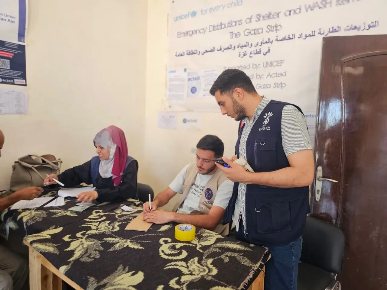 بالشراكة مع منظمة آكتد، مؤسسة السنابل للشباب والتنمية توزع خيامًا للأسر في المناطق المهمشة بدير البلح والبريج