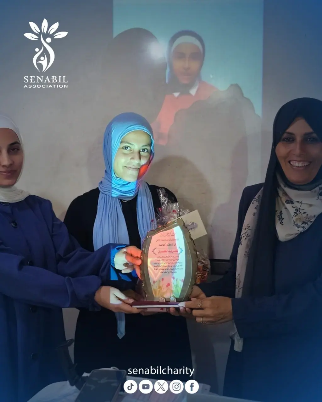جانب من تكريم وتوزيع شهادات دورة المحادثة والكتابة باللغة الإنجليزية بالشراكة مع جامعة مانشستر