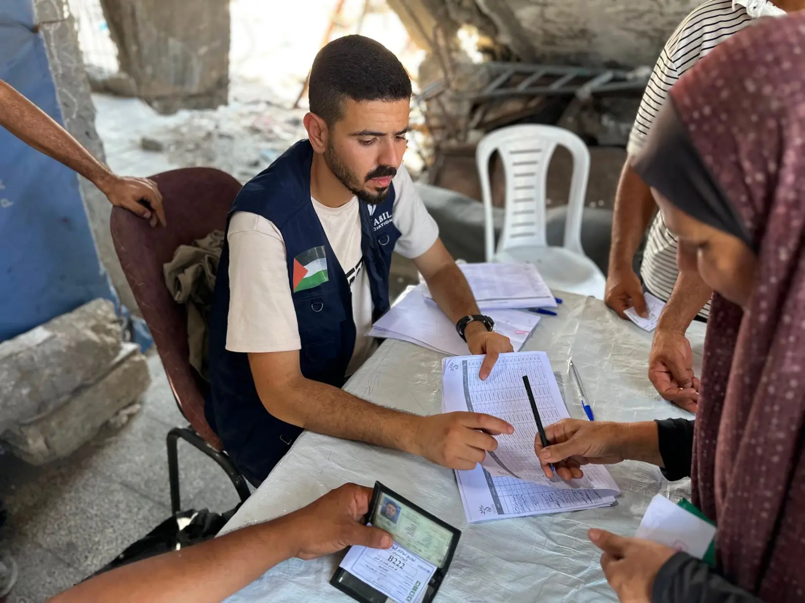 وفد من اليونيسف والسنابل يزور المناطق المهمشة شرق غزة ويتابع تنفيذ مشروع توزيع لوازم الإيواء