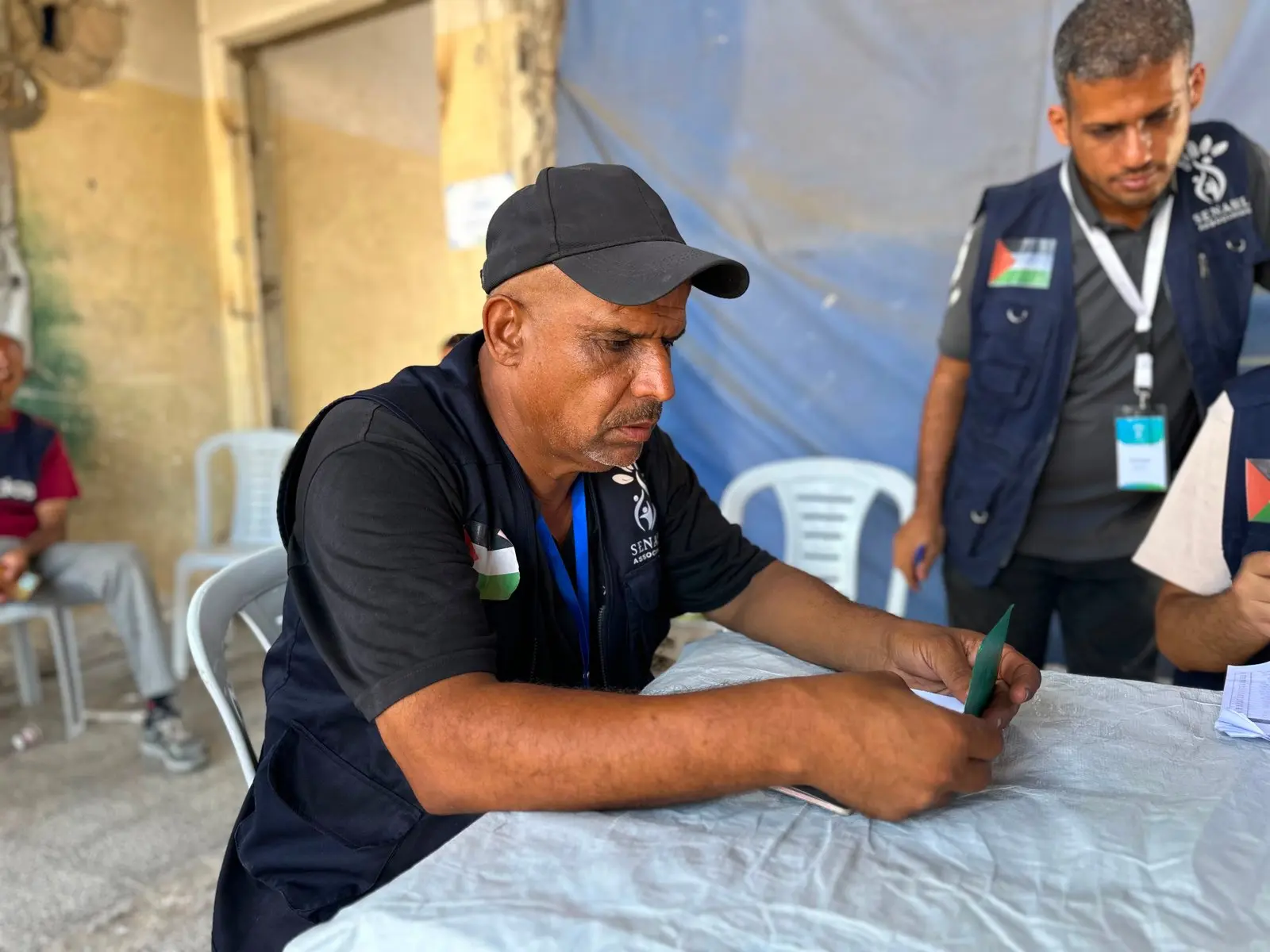 وفد من اليونيسف والسنابل يزور المناطق المهمشة شرق غزة ويتابع تنفيذ مشروع توزيع لوازم الإيواء