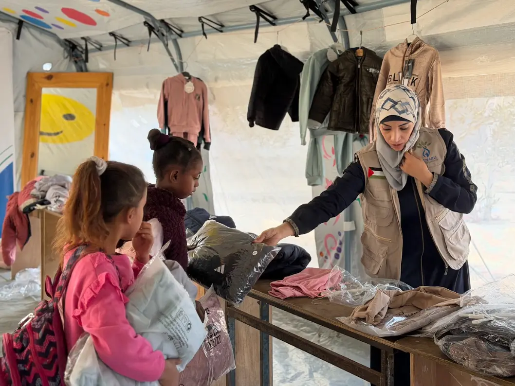 توزيع كسوة شتوية لـ 300 طفل يتيم ضمن مشروع "خيمة الدفا" – حملة "شتاء غزة.. سلام ودفا"