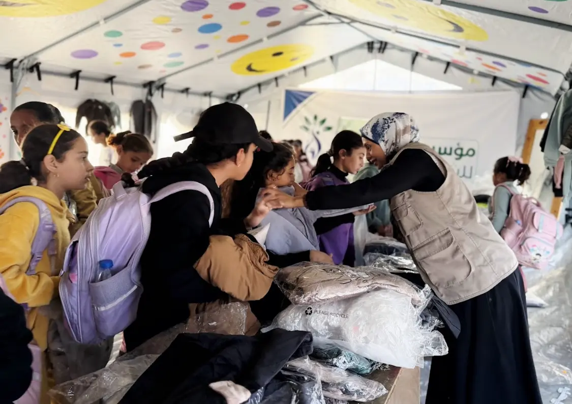 توزيع كسوة شتوية لـ 300 طفل يتيم ضمن مشروع "خيمة الدفا" – حملة "شتاء غزة.. سلام ودفا"