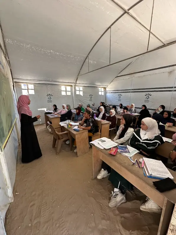 إنشاء مدرسة السنابل دير البلح 1 الميدانية كحل تعليمي طارئ خلال الحرب لضمان استمرار العملية التعليمية